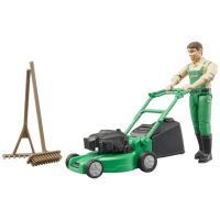 Jardineiro com corta-relva e equipamento